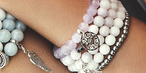 Odkryj trendy w biżuterii damskiej – bransoletki na co dzień z kamieni naturalnych