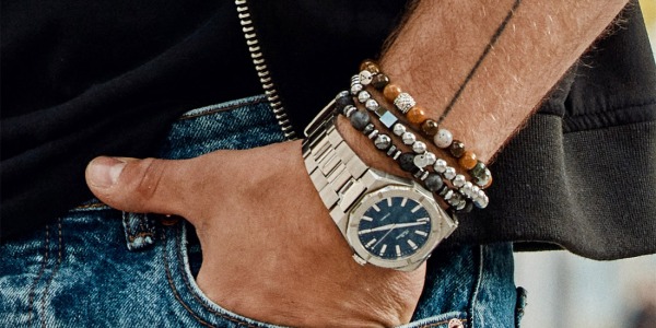 Bransoletka i zegarek – jak nosić je razem?